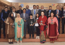 নভোএয়ার কাপ গলফ টুর্নামেন্ট-২০১৯ এর বিজয়ীদের মধ্যে পুরস্কার বিতরণ