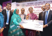 ব্যাংকার-এসএমই নারী উদ্যোক্তা সমাবেশ ও পণ্য প্রদর্শণী মেলা-২০১৯ এর উদ্বোধনী অনুষ্ঠানে একজন সফল নারী উদ্যোক্তার মধ্যে শাহ্জালাল ইসলামী ব্যাংক লিমিটেডের ৫০ লক্ষ টাকা বিনিয়োগ