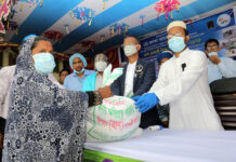 শেখ হাসিনার নেতেৃত্বে দুর্বার গতিতে এগিয়ে চলেছে দেশ, সিরাজগঞ্জে ত্রাণ বিতরণ অনুষ্ঠানে জনতা ব্যাংকের সিইও