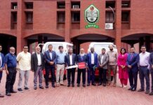 এবি ব্যাংক ইসলামিক ইউনিভার্সিটি অব টেকনোলজি-কে গাড়ি হস্তান্তর করেছে