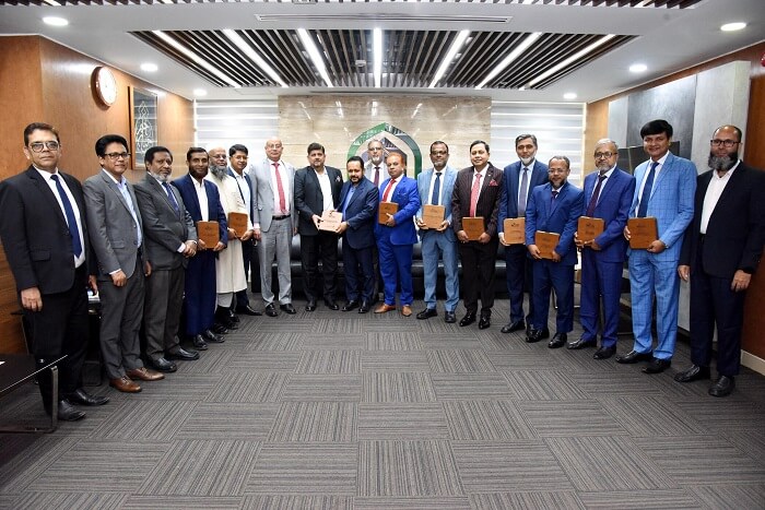 আল-আরাফাহ ইসলামী ব্যাংক ২৫ বছরের বেশি সময় ধরে কর্মরত কর্মকর্তাদের সংবর্ধনা দিল