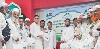 আশকোনা হজ ক্যাম্পে প্রথম হজ ফ্লাইটের যাত্রীদের মাঝে মার্কেন্টাইল ব্যাংকের উপহার সামগ্রী বিতরণ